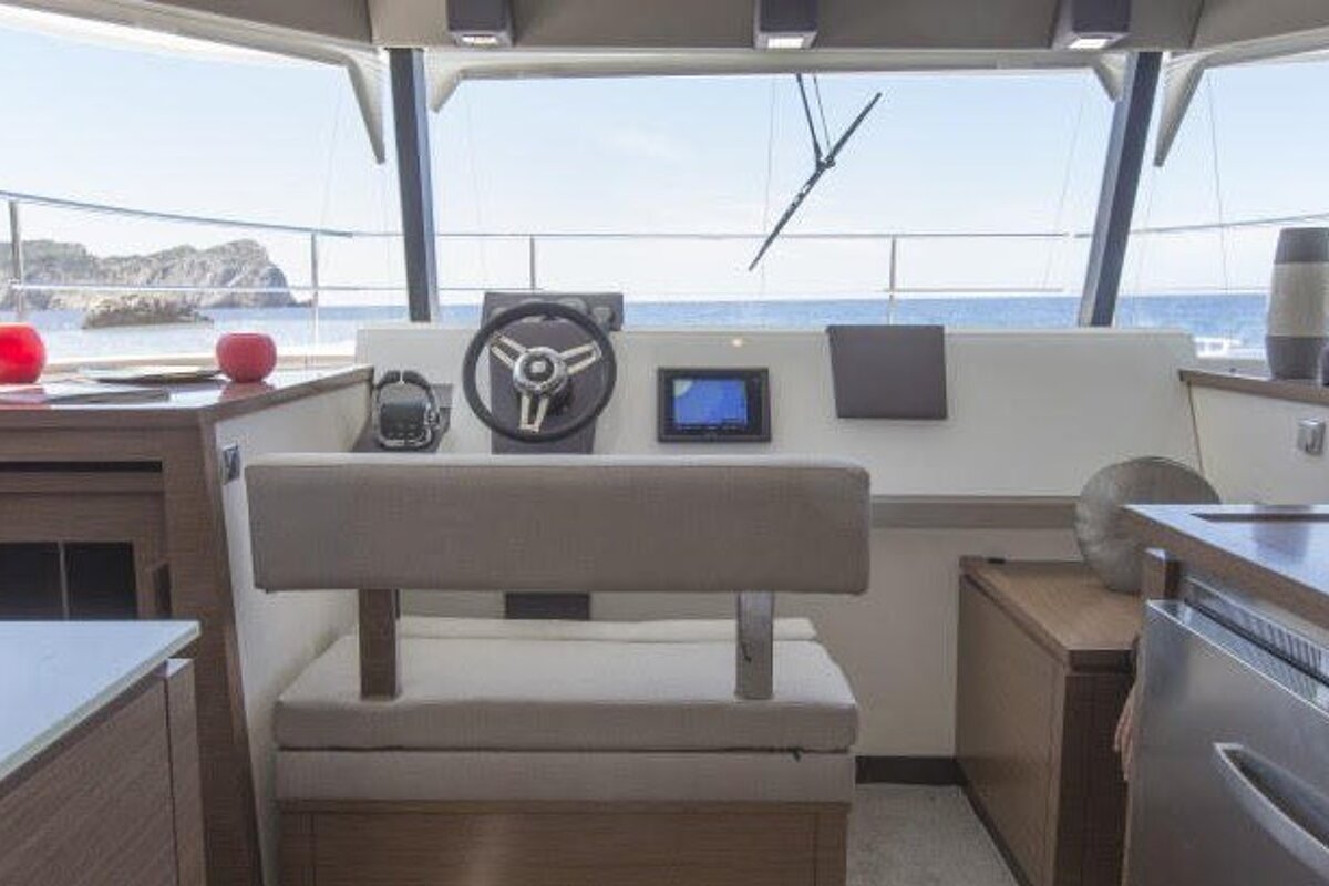Fountaine Pajot 11m Motor Yacht, Palma de Mallorca helm