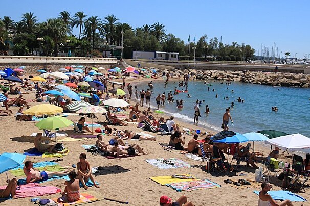 The busy public beach of Plage Zamenhof
