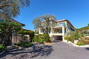 A building with the letter p on the side of it