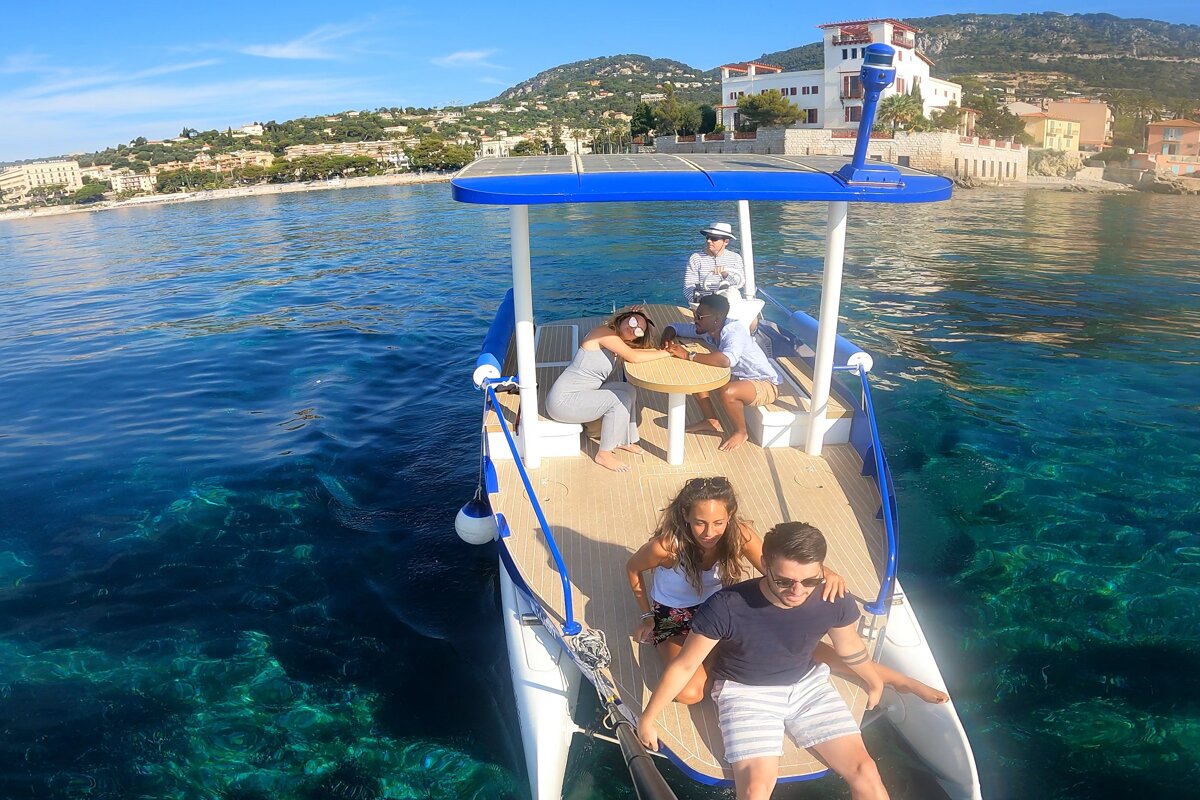 A group of people are sitting on a boat in the ocean