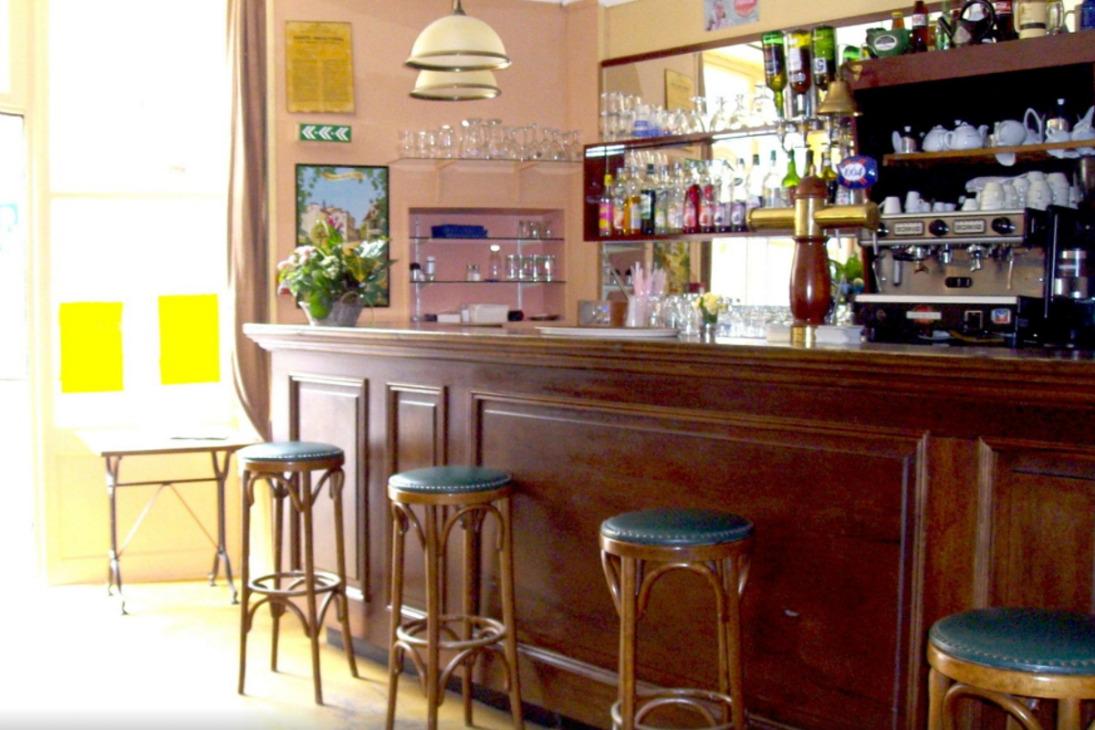 Le Saint Hubert Restaurant, Apt bar