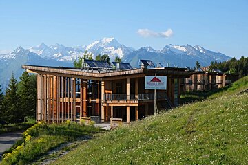 A building with a sign that says aiguilles d' hiver on it