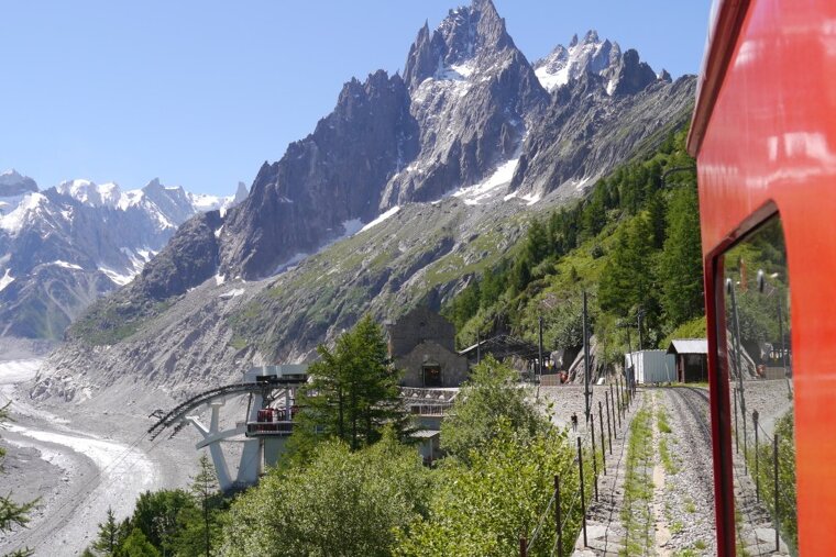 a train pulling into the mer de glace station
