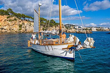 A group of people on a sailboat in the ocean