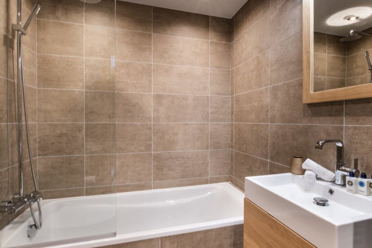 Yellowstone Lodge - No.1 Chalet, La Tania bathroom