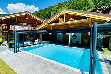 The word alpina is on the side of a building