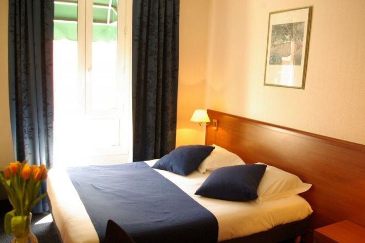 Hotel Univers double bedroom