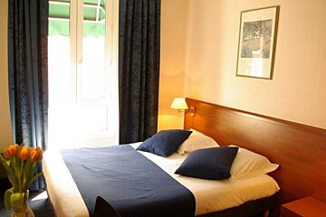 Hotel Univers double bedroom