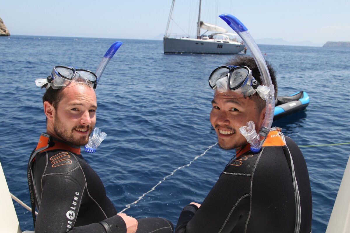A man wearing a wetsuit that says aqualung on it