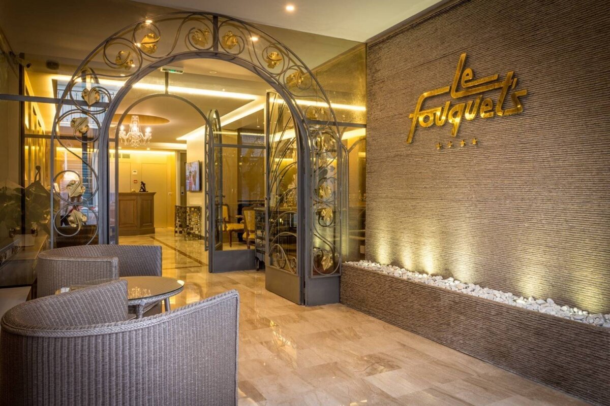 A hotel lobby with a sign that says le fouquet