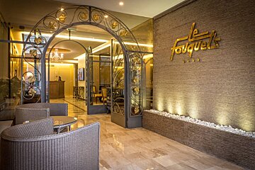 A hotel lobby with a sign that says le fouquet