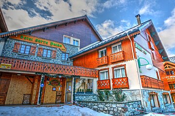 A hotel with a sign that says hotel serre bains
