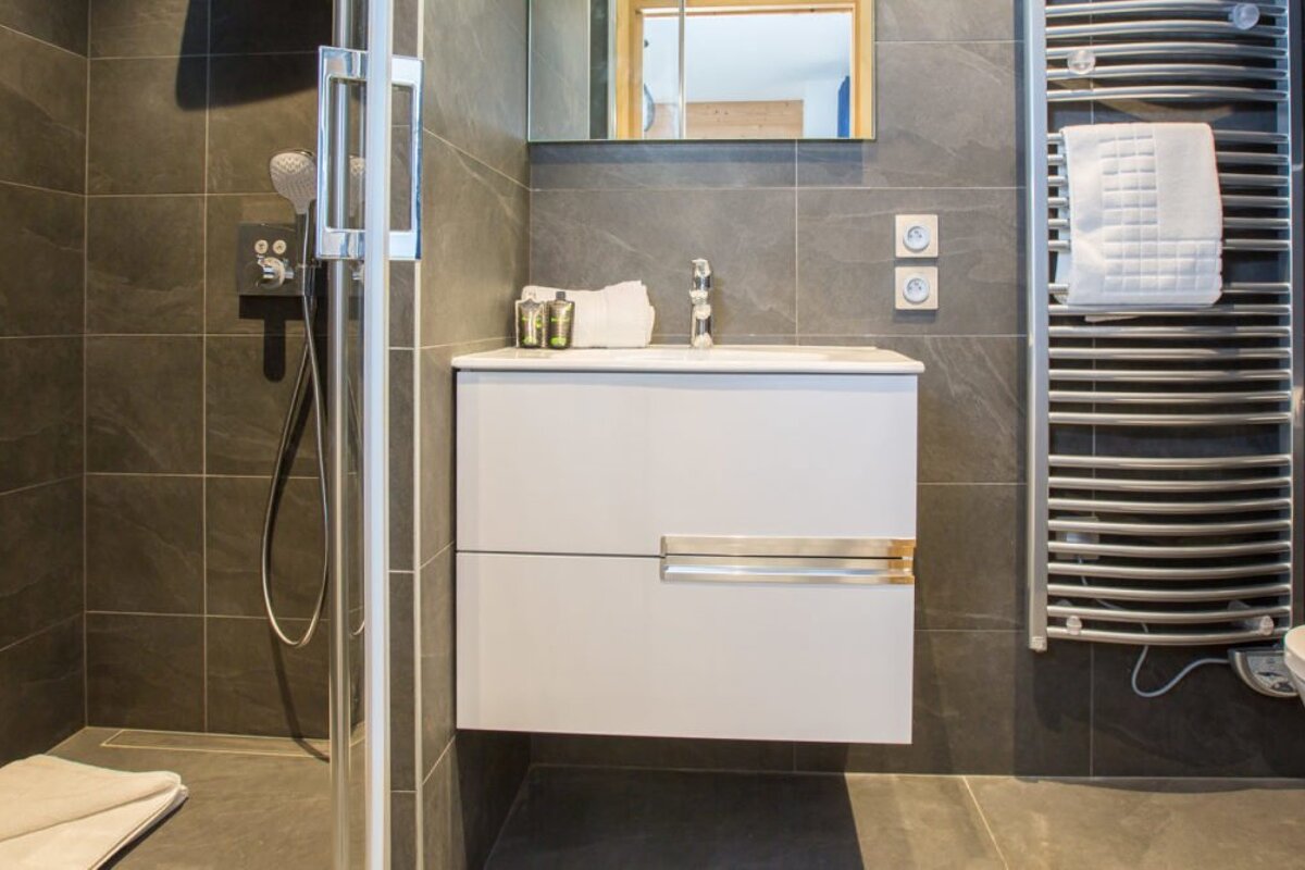 Le Papillon Apartment, Morzine bathroom