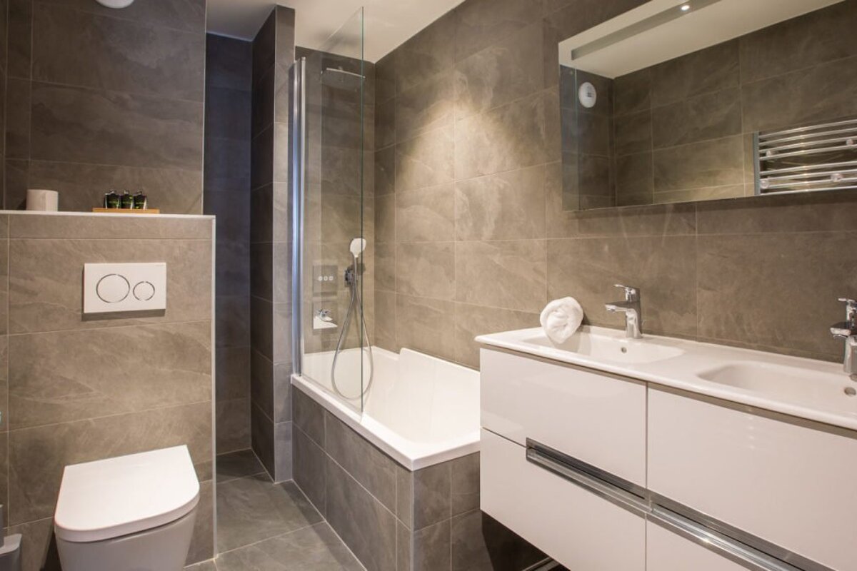 Le Papillon Apartment, Morzine bathroom