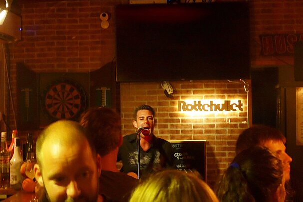 singer in a bar in cala major mallorca