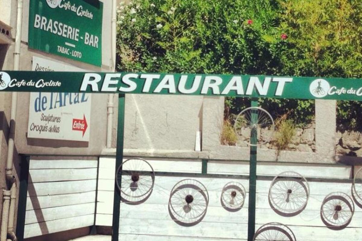 Cafe du Cycliste, Grasse exterior