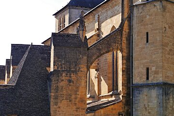 the exterior of the Cathedrale Saint-Sacerdos in sarlat
