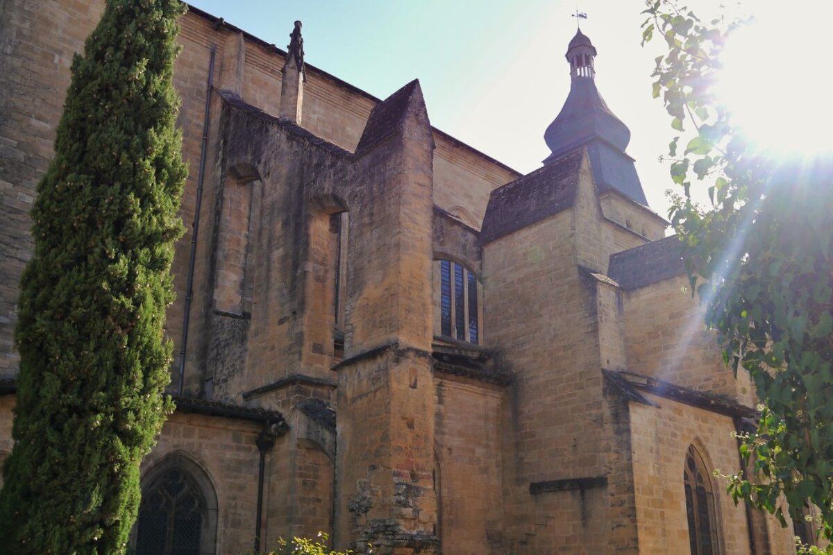 the side exterior of Cathedrale Saint-Sacerdos