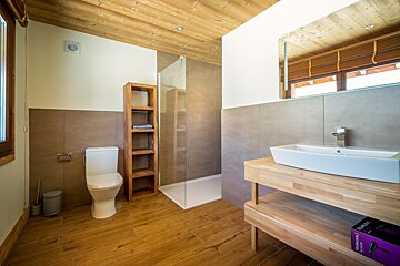 Mont Calm Chalet, Morzine shower room