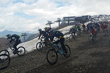 mountain bikers racing