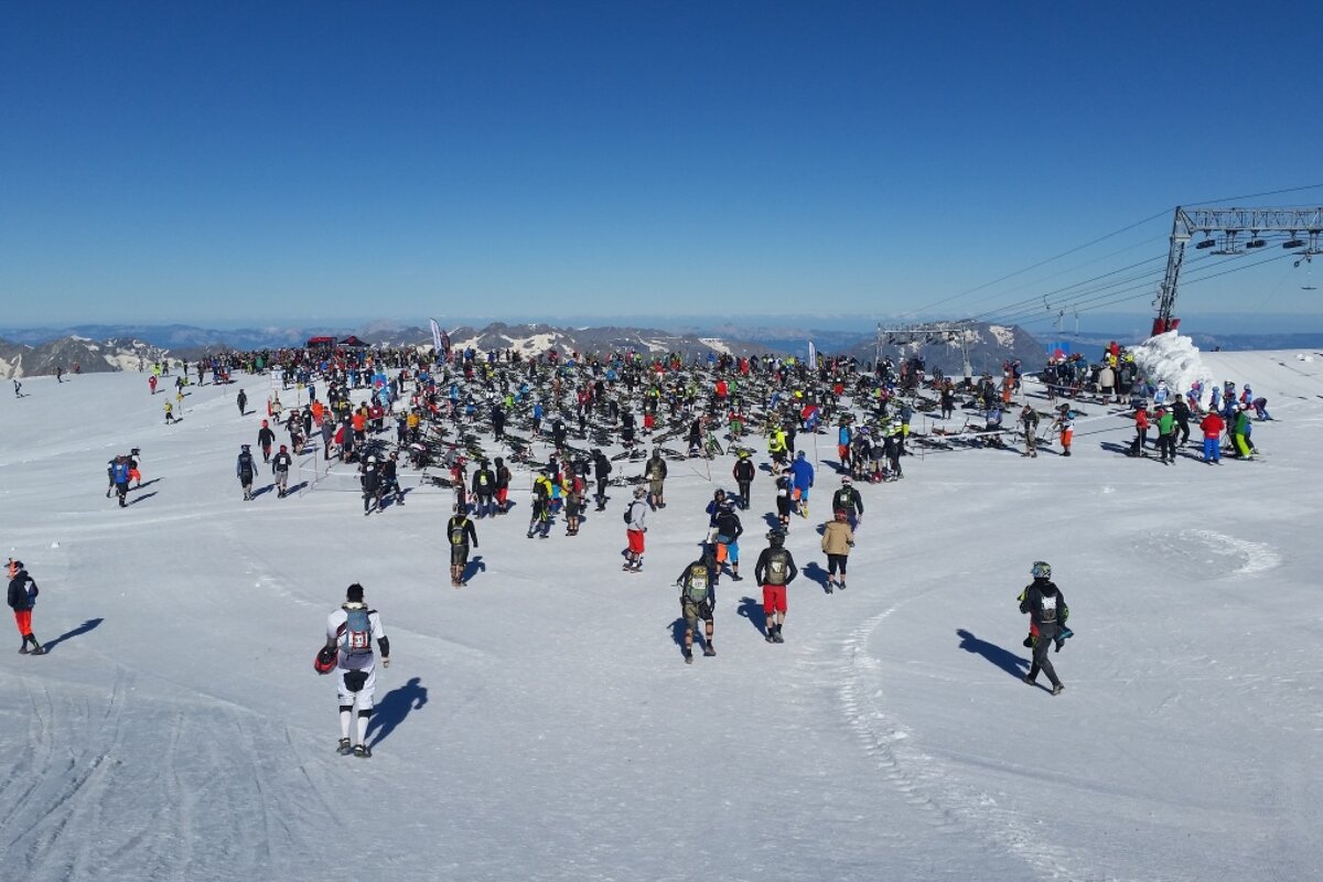 mountain bikers lined up for the mountain of hell