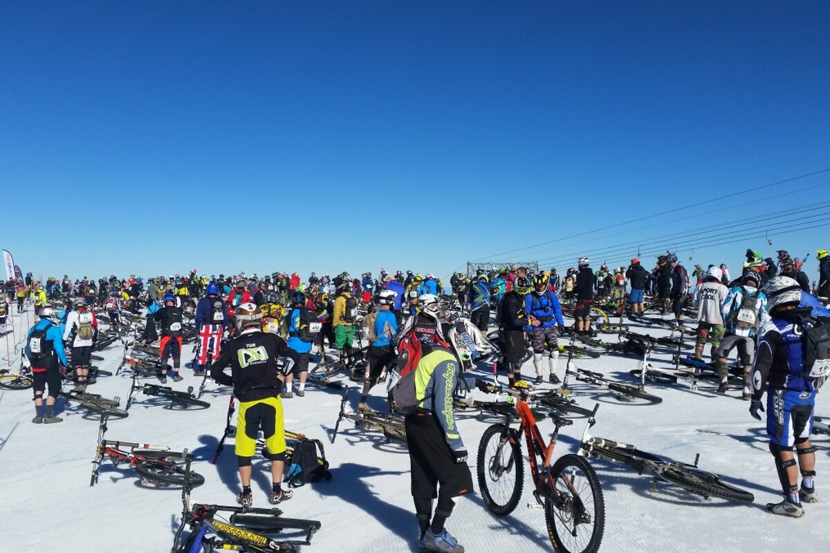 MTBers starting a race mountain of hell
