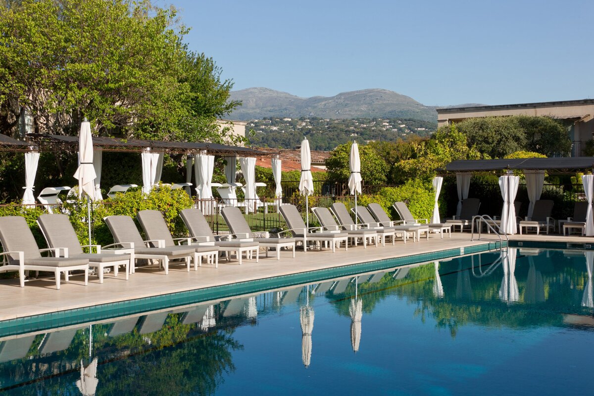 piscine-principale-du-domaine-du-mas-de-pierre-saint-paul-de-vence-cote-dazur-scaled.jpg