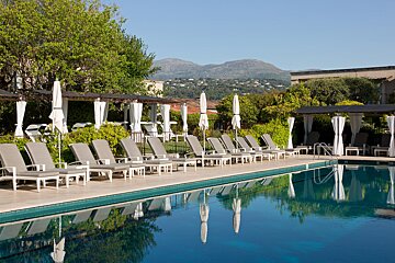 piscine-principale-du-domaine-du-mas-de-pierre-saint-paul-de-vence-cote-dazur-scaled.jpg
