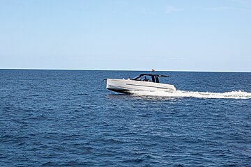 A boat with the letters lc on the side of it