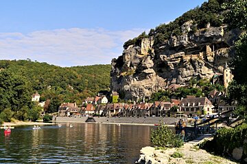 river dordogne, cliffs and town in dordogne