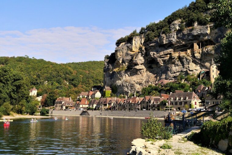 river dordogne, cliffs and town in dordogne