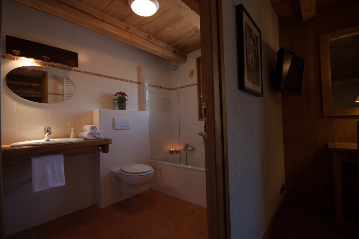 A bathroom with a sink toilet and bathtub