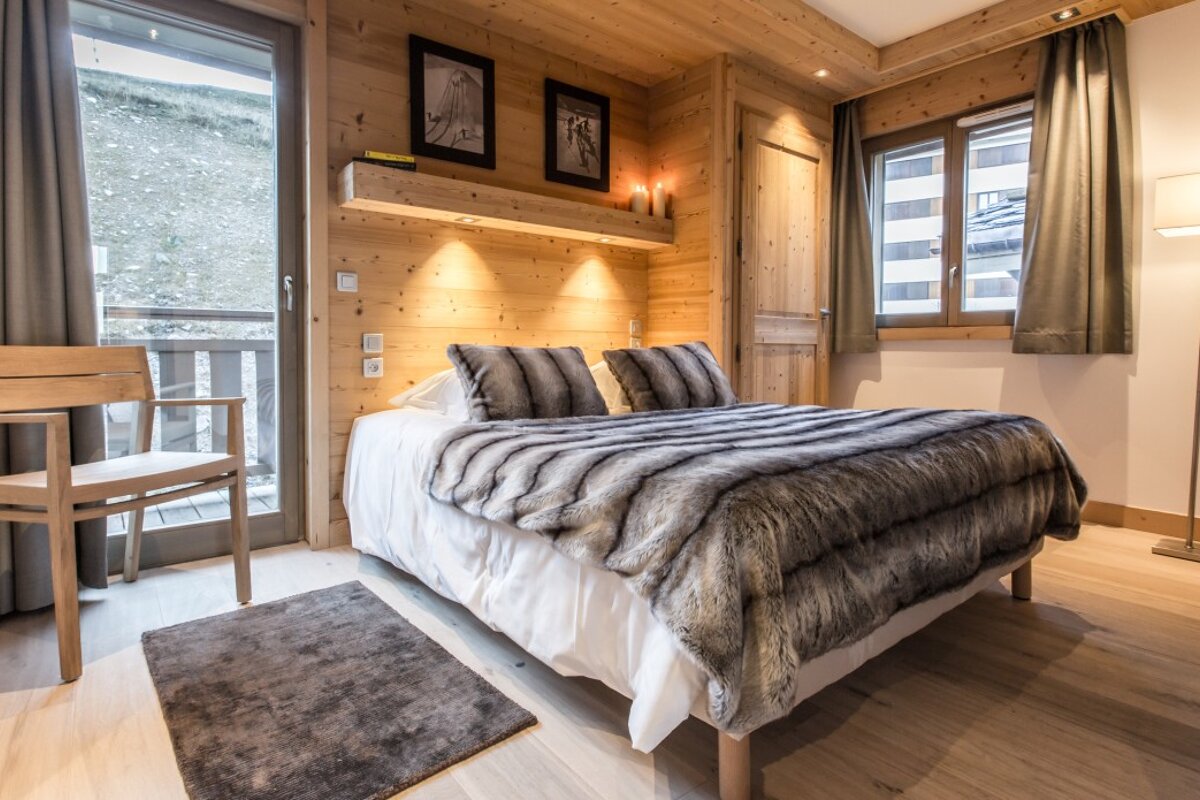 Aspen Lodge A32 Apartment, Courchevel Moriond 1650 double bedroom