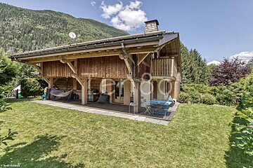 A picture of a house with the word tenda on it