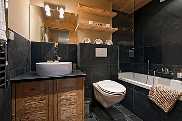Marais Rouge Chalet, Verbier bathroom