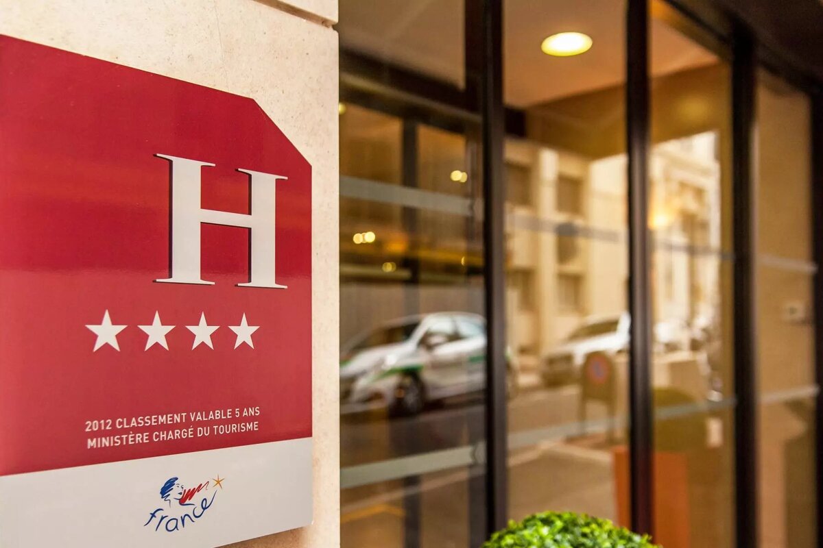 A red sign with the letter h on it