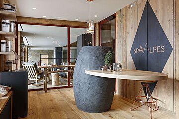 A room with a sign that says spa alpes on it