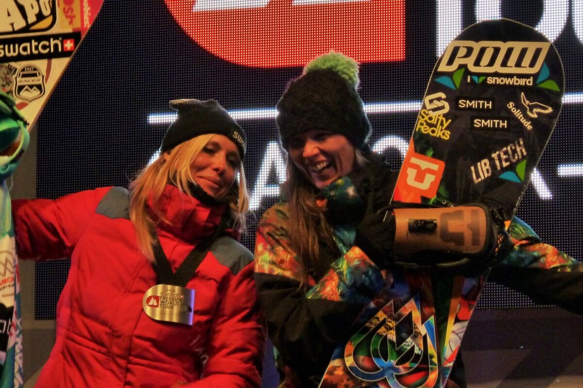 2 girls on podium with their snowbaords
