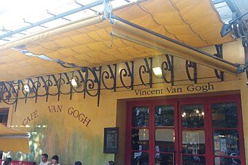 a famous cafe that van gogh painted