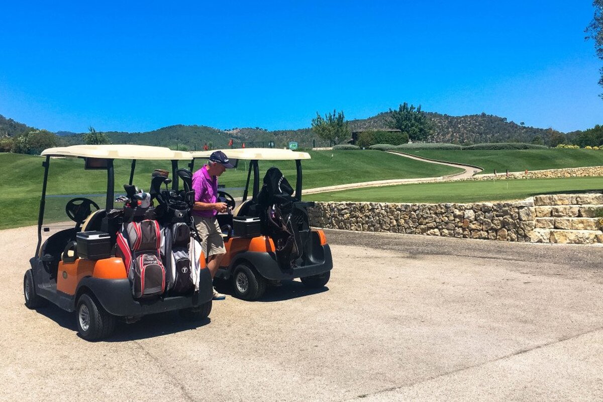 Playing the Pitch & Putt golf course near Palma