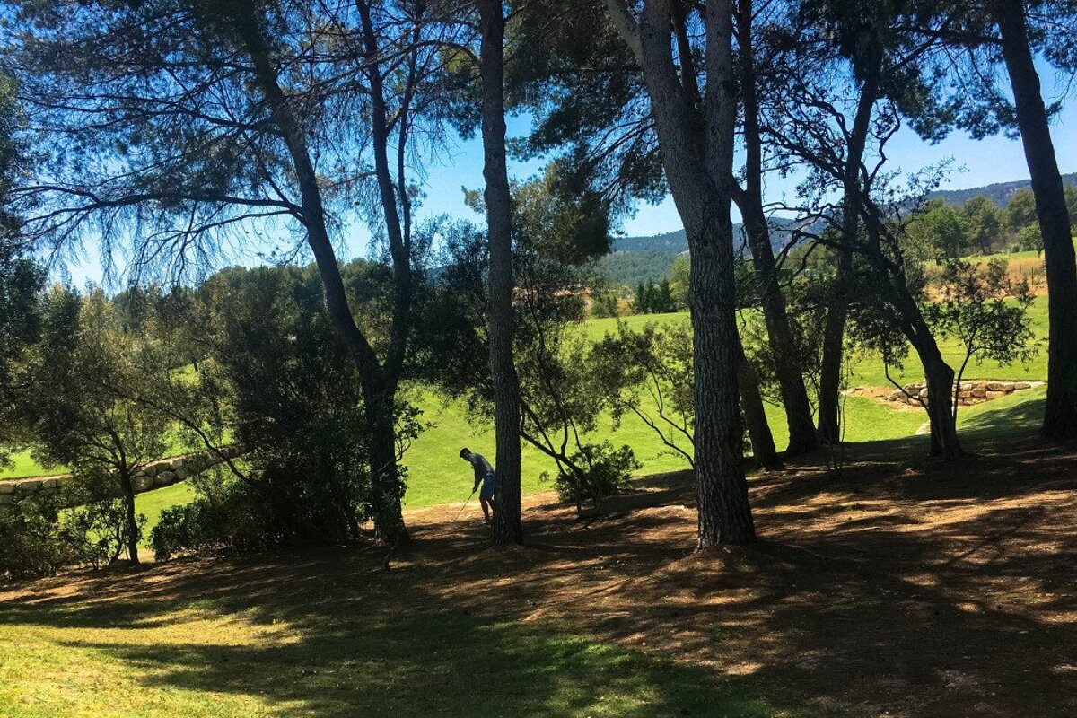 Playing the Pitch & Putt golf course near Palma