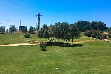Playing the Pitch & Putt golf course near Palma