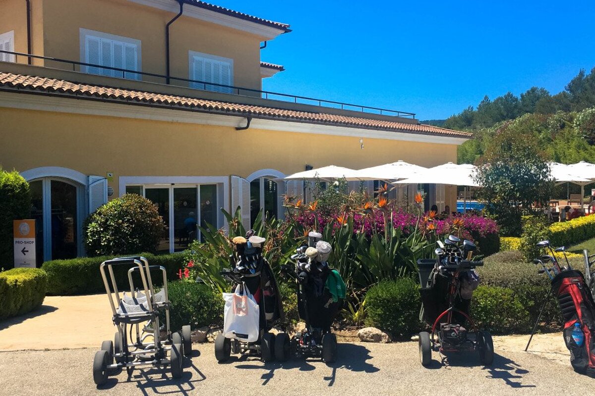 Playing the Pitch & Putt golf course near Palma