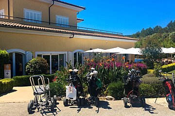 Playing the Pitch & Putt golf course near Palma