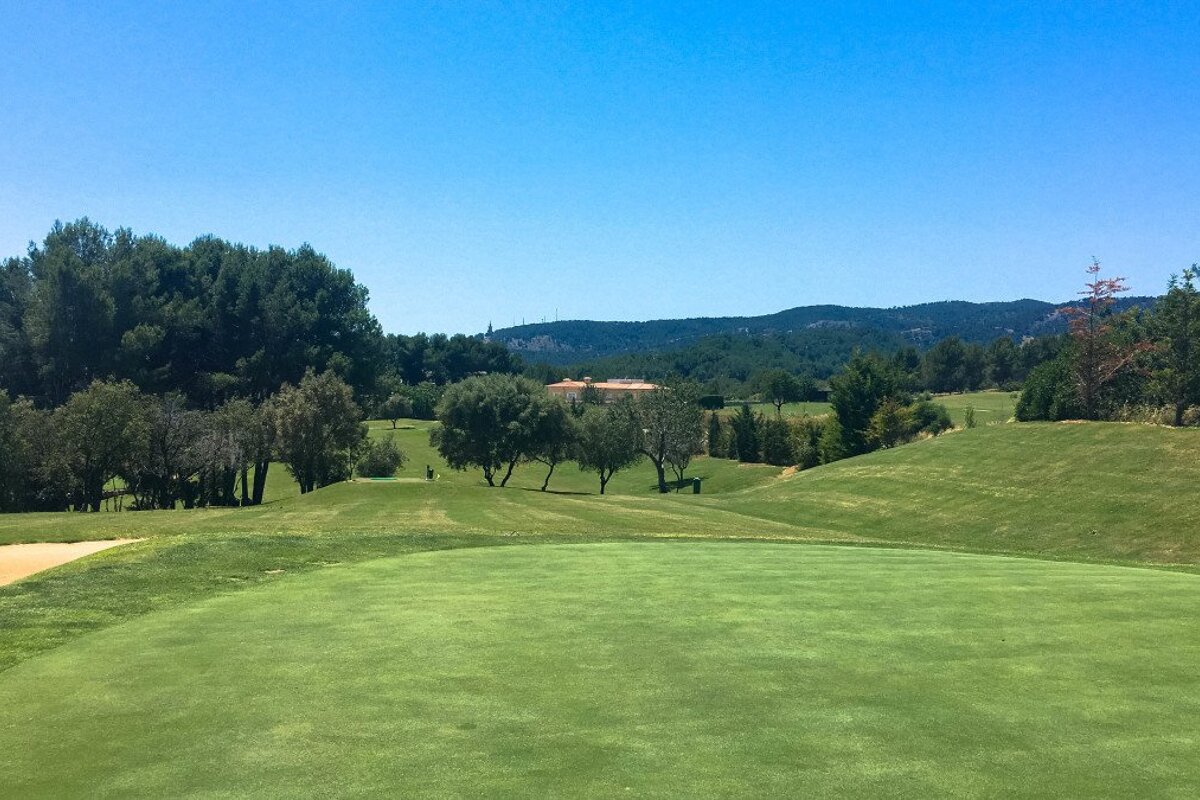 Playing the Pitch & Putt golf course near Palma