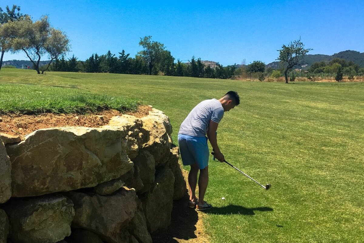 Playing the Pitch & Putt golf course near Palma