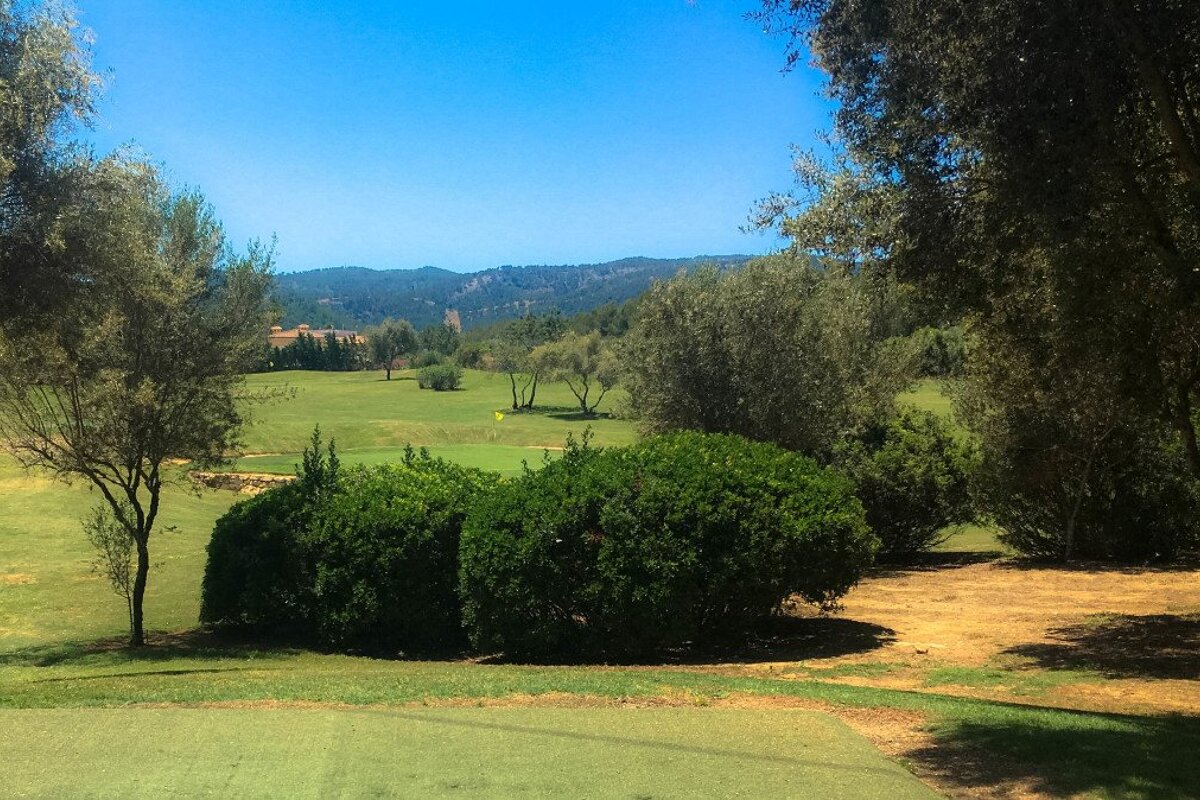 Playing the Pitch & Putt golf course near Palma
