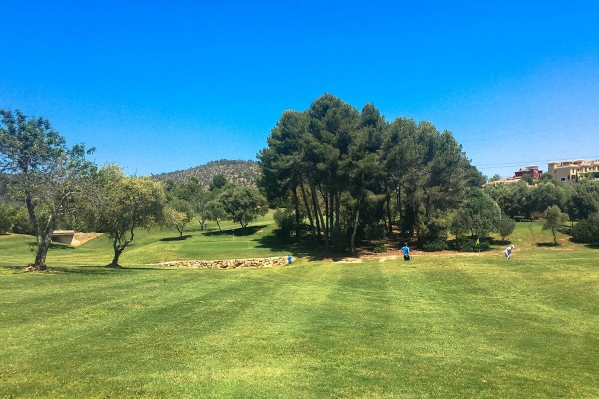 Playing the Pitch & Putt golf course near Palma
