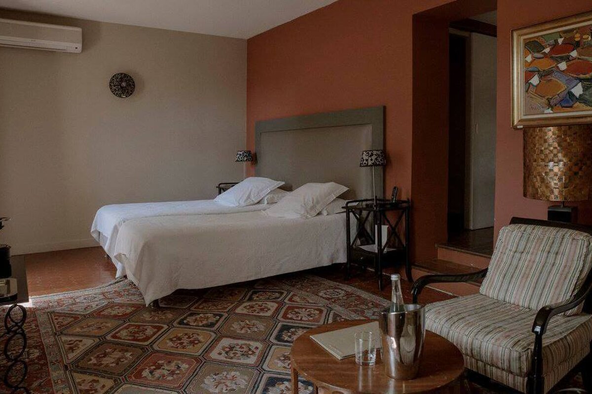 Auberge la Feniere Hotel, Cadenet twin bedroom