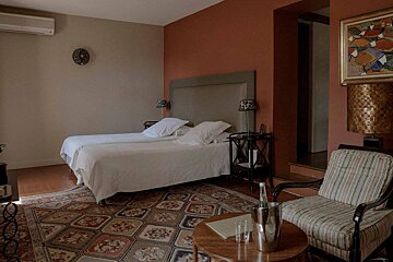 Auberge la Feniere Hotel, Cadenet twin bedroom